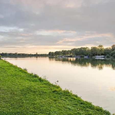 Idyllic Couple S Holiday home